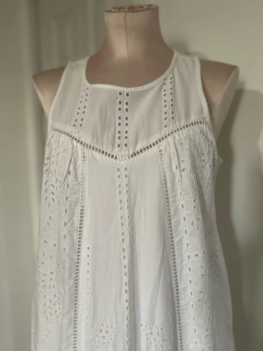 GAP White Sleeveless Eyelet Midi Dress with Ruffle Hem - Picture 2 of 12